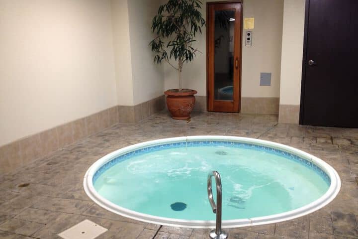 Indoor spa tub